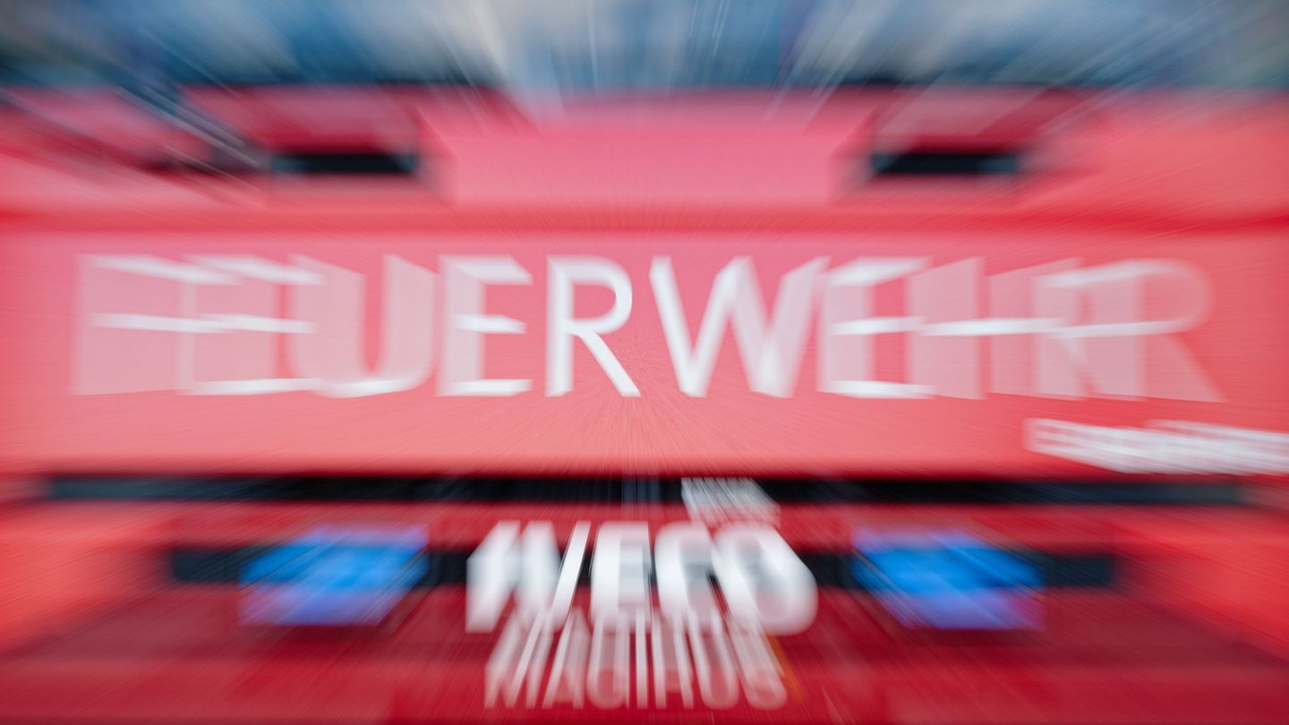 Eine alte Kaufhalle in Rostock stand in Vollbrand. (Symbolbild) Foto: Uwe Anspach/dpa