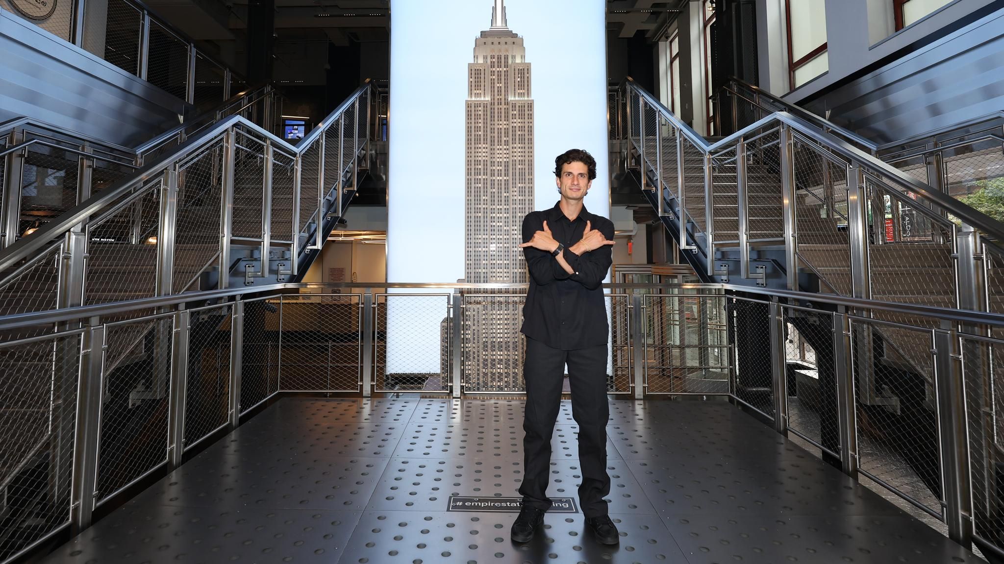 Kennedy-Enkel Jack Schlossberg posiert vor dem Empire State Buliding