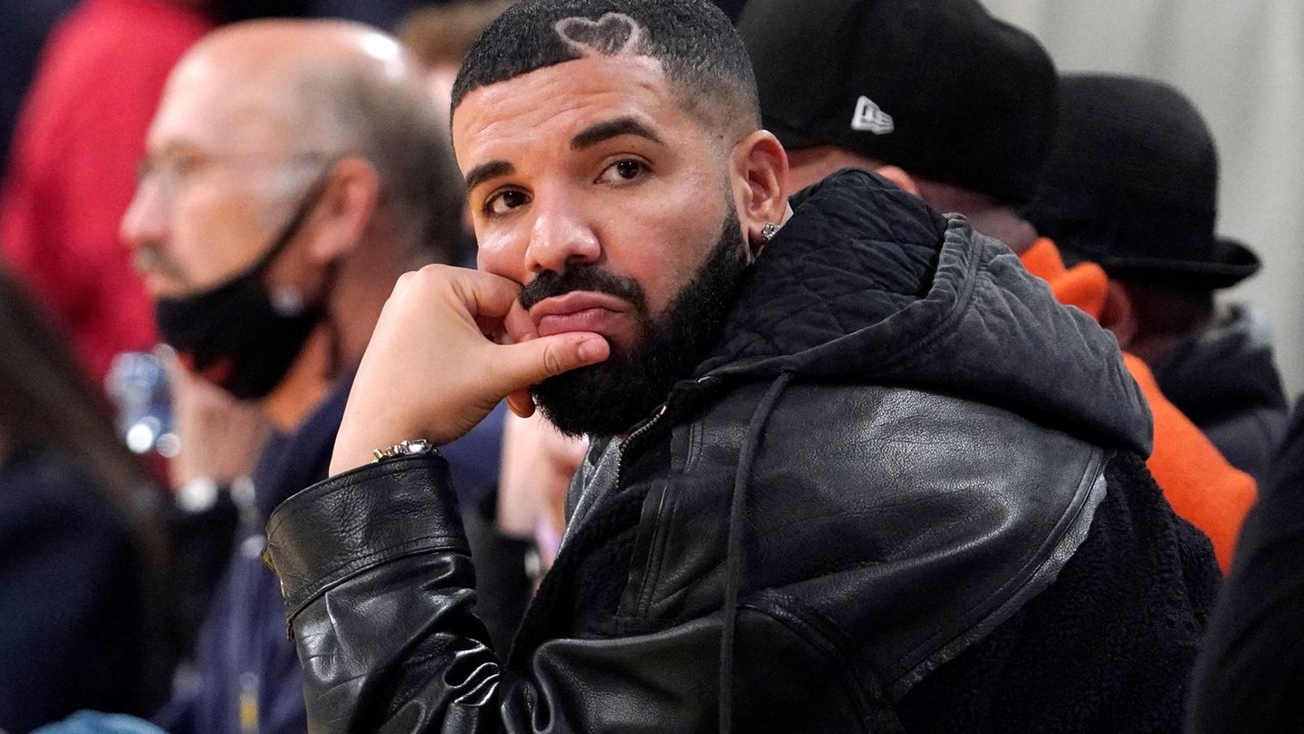 Auf den Alben verarbeitet der Musiker Drake unter anderem seinen öffentlich ausgetragenen Streit mit Rap-Star Kendrick Lamar. (A