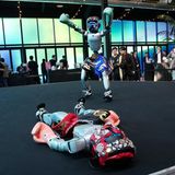 Seoul, Südkorea: So weit ist es schon, dass sich Roboter einen Boxkampf inklusive K.o.-Schlag liefern. Stattgefunden hat die Show im Rahmen zur Eröffnung des Galaxy Robot Park. Man mag sich gar nicht vorstellen, was da noch für Roboter rumlaufen. Und was die alles schon können.