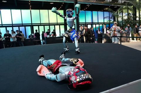 Seoul, Südkorea: So weit ist es schon, dass sich Roboter einen Boxkampf inklusive K.o.-Schlag liefern. Stattgefunden hat die Show im Rahmen zur Eröffnung des Galaxy Robot Park. Man mag sich gar nicht vorstellen, was da noch für Roboter rumlaufen. Und was die alles schon können.