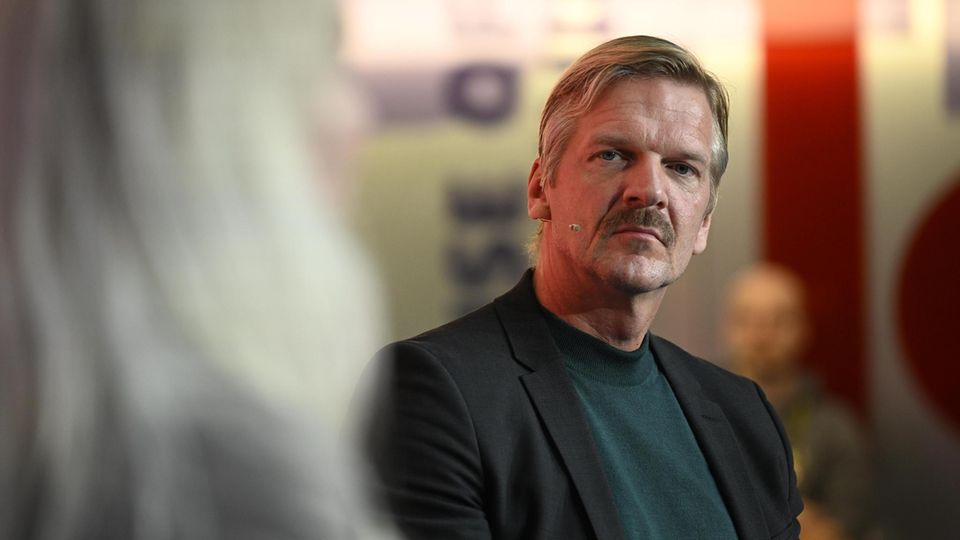 Gordon Repinski blickt mit kritischem Gesichtsausdruck an der Kamera vorbei