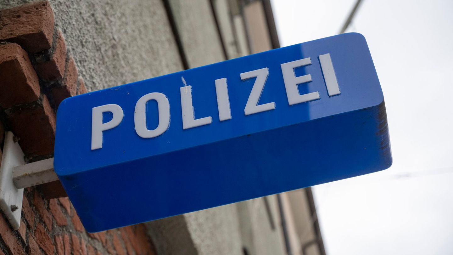 Der Sportwagen wurde auf der nächsten Polizeidienststelle genauer überprüft. (Symbolbild) Foto: Peter Kneffel/dpa