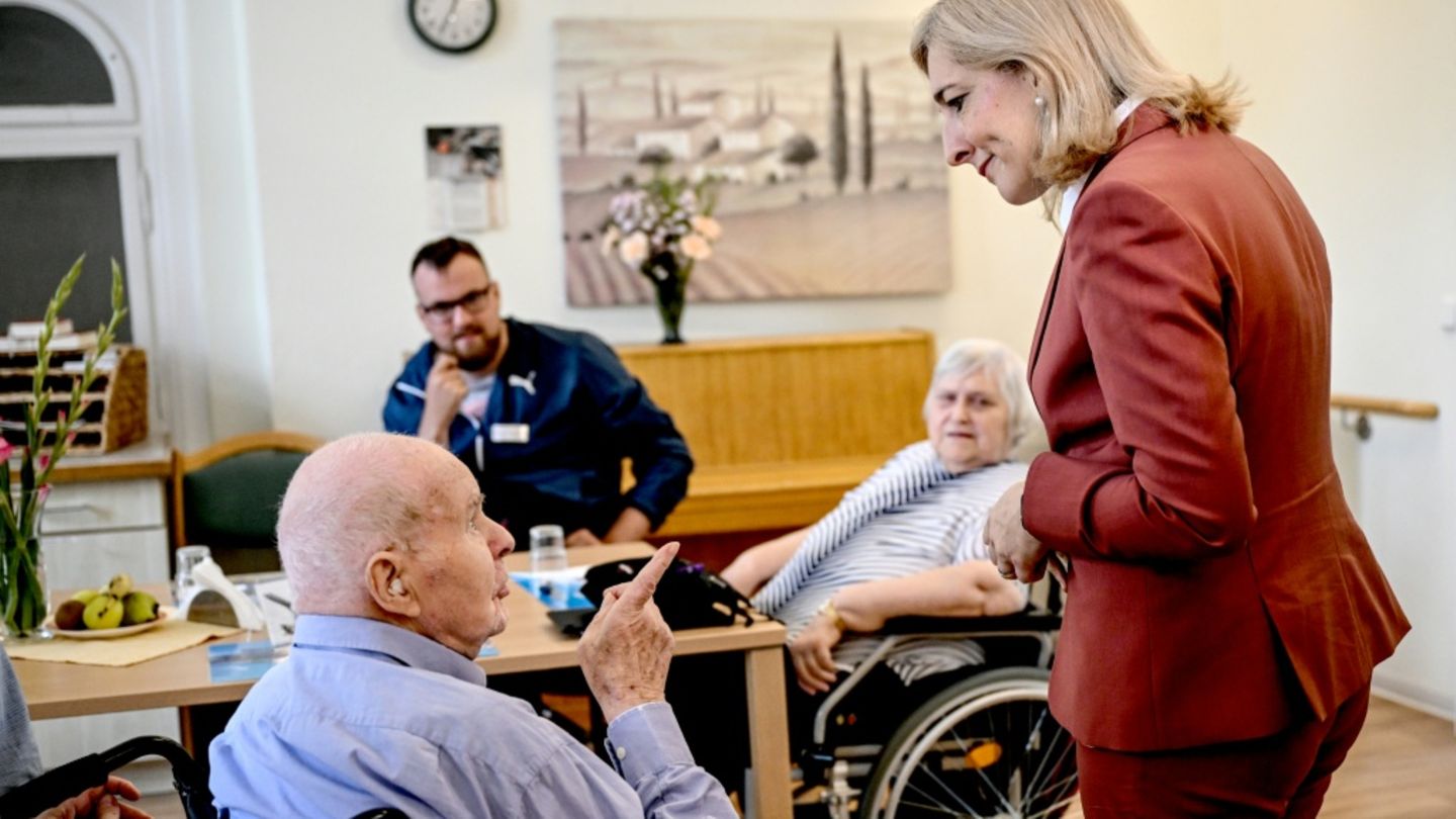 Ministerin Warken mit Heimbewohnern