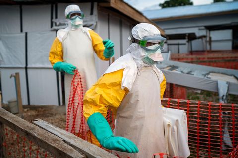 Helfer müssen Schutzanzüge tragen, wenn sie Ebola-Infizierte behandeln