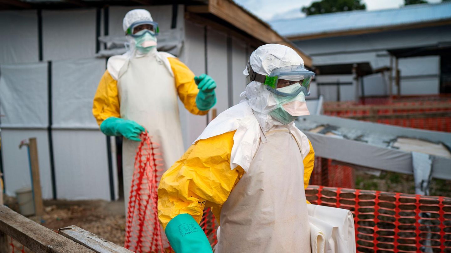 Helfer müssen Schutzanzüge tragen, wenn sie Ebola-Infizierte behandeln