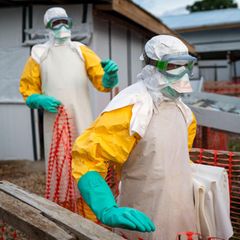 Helfer müssen Schutzanzüge tragen, wenn sie Ebola-Infizierte behandeln