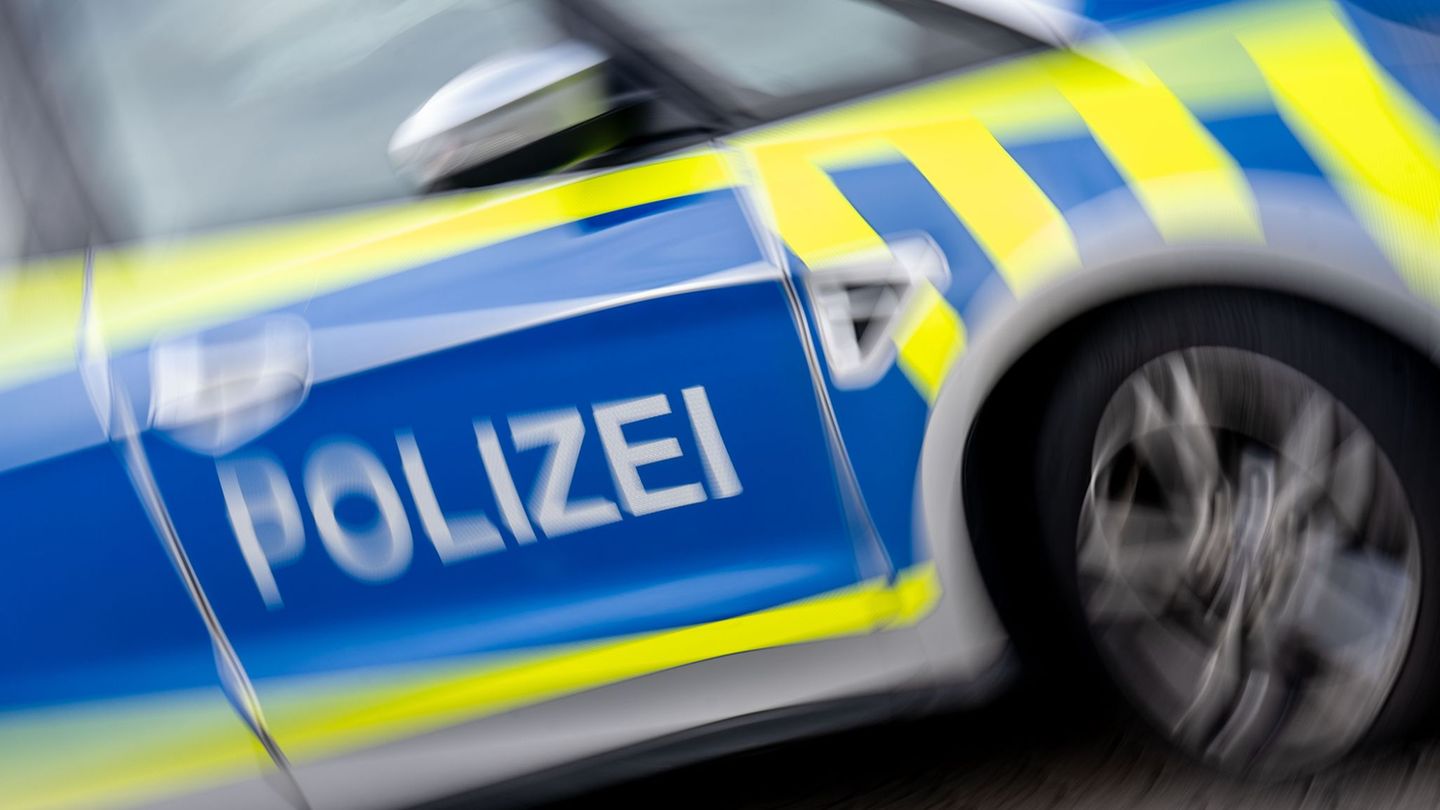 Eine Gruppe von Männern soll am Vatertag in Hamburg rassistische Parolen gesungen haben. (Symbolbild) Foto: Hendrik Schmidt/dpa