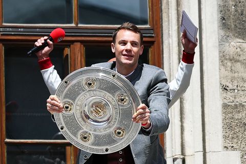 Gewohntes Bild: Manuel Neuer mit der Meisterschale auf dem Rathausbalkon. (Archivbild) Foto: Daniel Löb/dpa