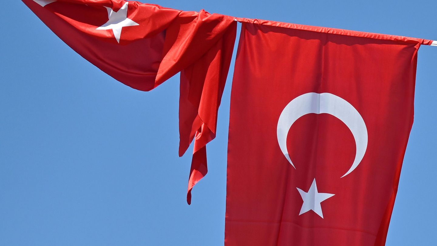 Zu mehr als 45 Jahre Haft ist ein oppostioneller Bürgermeister in der Türkei verurteilt worden. (Archivbild) Foto: Anna Ross/dpa