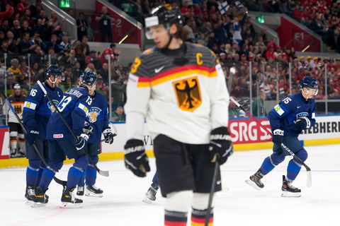 Kapitän Moritz Seider und die deutsche Mannschaft verlieren zum WM-Auftakt gegen Finnland. Foto: Claudio Thoma/KEYSTONE/dpa