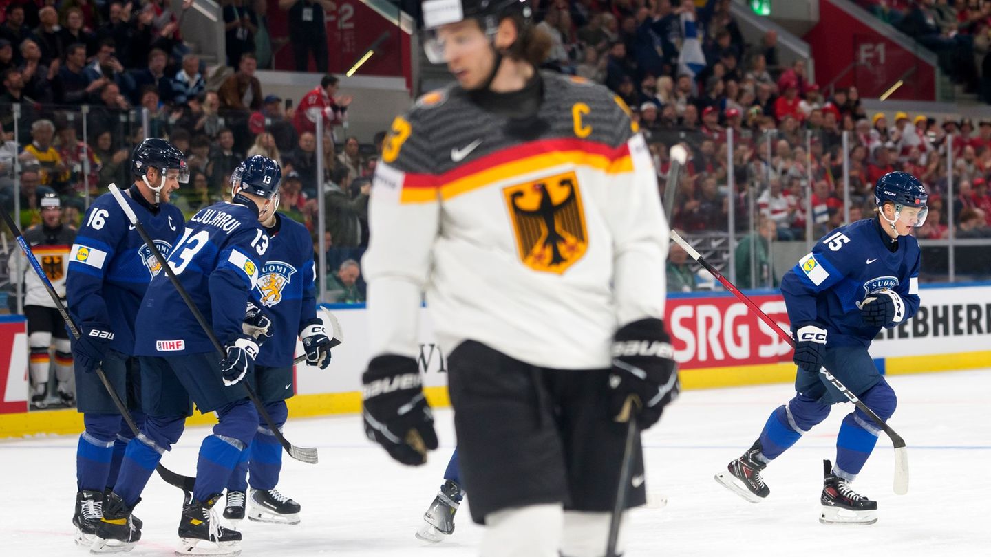 Kapitän Moritz Seider und die deutsche Mannschaft verlieren zum WM-Auftakt gegen Finnland. Foto: Claudio Thoma/KEYSTONE/dpa