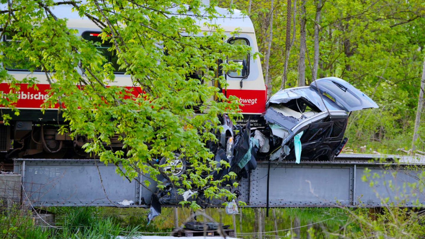 Bei Reutlingen kollidierte ein Zug mit einem Auto. Foto: Enrique Kaczor/onw-images/dpa