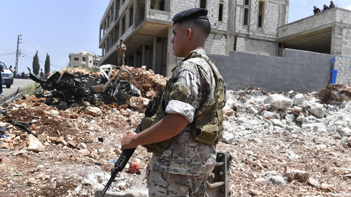 Libanon Ein libanesischer Soldat steht in einem südlichen Viertel von Beirut, wo eine israelische Drohne ein Auto zerstört hat