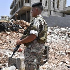 Libanon Ein libanesischer Soldat steht in einem südlichen Viertel von Beirut, wo eine israelische Drohne ein Auto zerstört hat