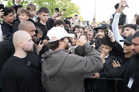 Arda Saatci wurde bei seiner Ankunft in Berlin von euphorischen Fans begrüßt. Foto: Manuel Genolet/dpa