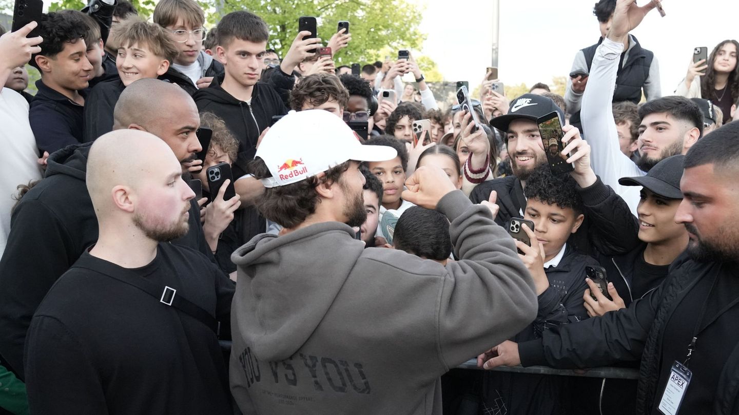 Arda Saatci wurde bei seiner Ankunft in Berlin von euphorischen Fans begrüßt. Foto: Manuel Genolet/dpa