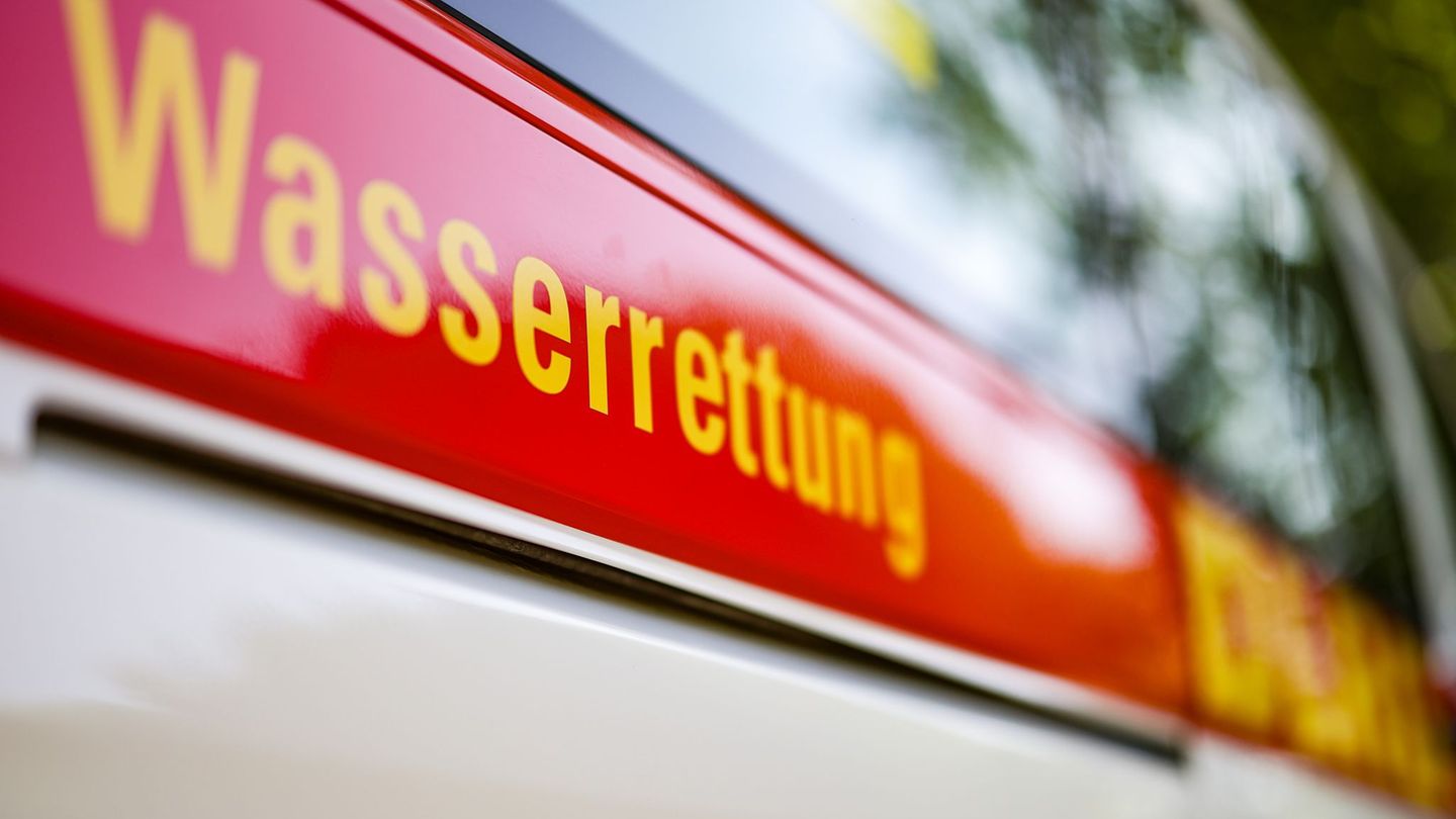 Die Feuerwehr konnte den Brand von einem eigenen Boot aus löschen. (Symbolbild) Foto: Christoph Reichwein/dpa
