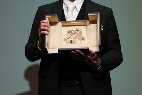 Mit dieser Überraschung hatte John Travolta nicht gerechnet: Eine Ehrenpalme für sein Lebenswerk. Foto: Scott A Garfitt/Invision