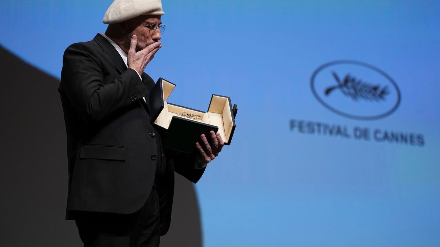 John Travolta wurde mit der Goldenen Ehren-Palme überrascht. Foto: Scott A Garfitt/Invision/AP/dpa