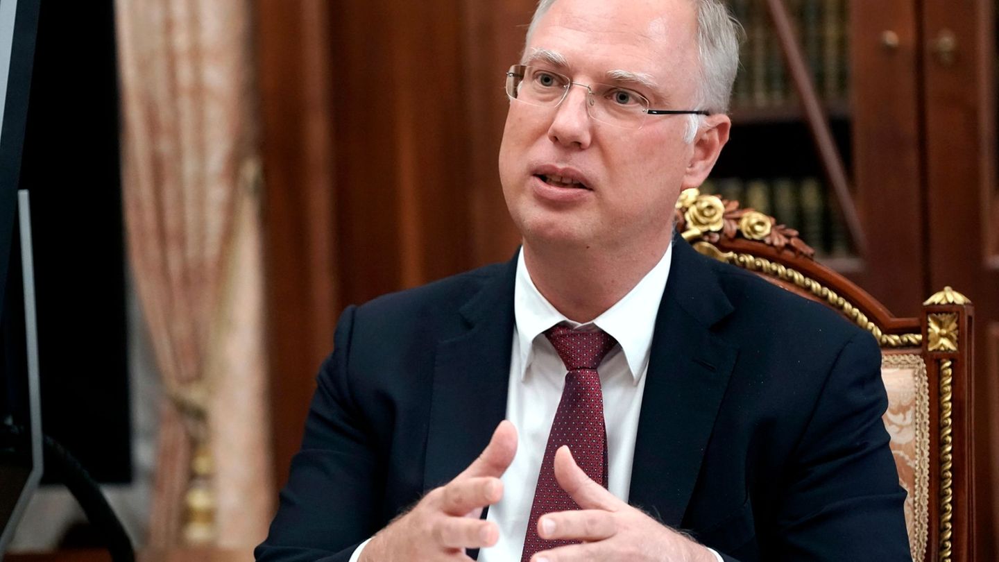Kirill Dmitrijew gestikuliert während eines Gesprächs mit dem russischen Präsidenten Putin im Kreml. Foto: Alexei Druzhinin/Pool