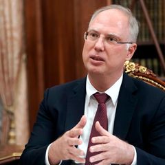 Kirill Dmitrijew gestikuliert während eines Gesprächs mit dem russischen Präsidenten Putin im Kreml. Foto: Alexei Druzhinin/Pool