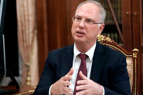 Kirill Dmitrijew gestikuliert während eines Gesprächs mit dem russischen Präsidenten Putin im Kreml. Foto: Alexei Druzhinin/Pool