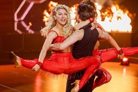 Anna-Carina Woitschack wird von ihrem Tanzpartner in die Höhe gehoben