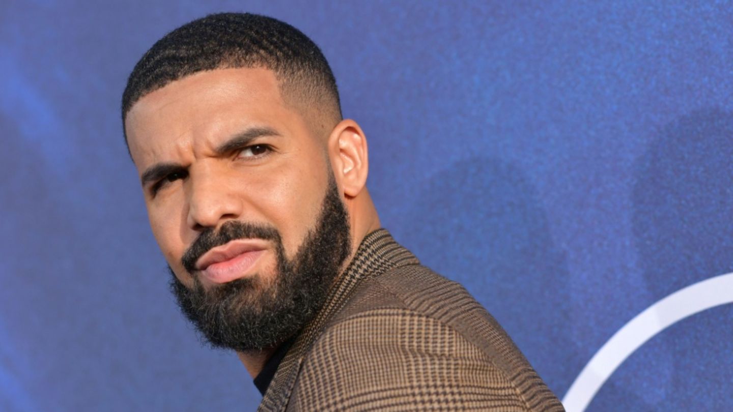 Drake blickt an der Kamera vorbei