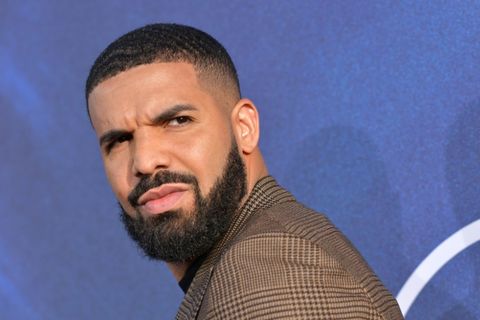 Drake blickt an der Kamera vorbei