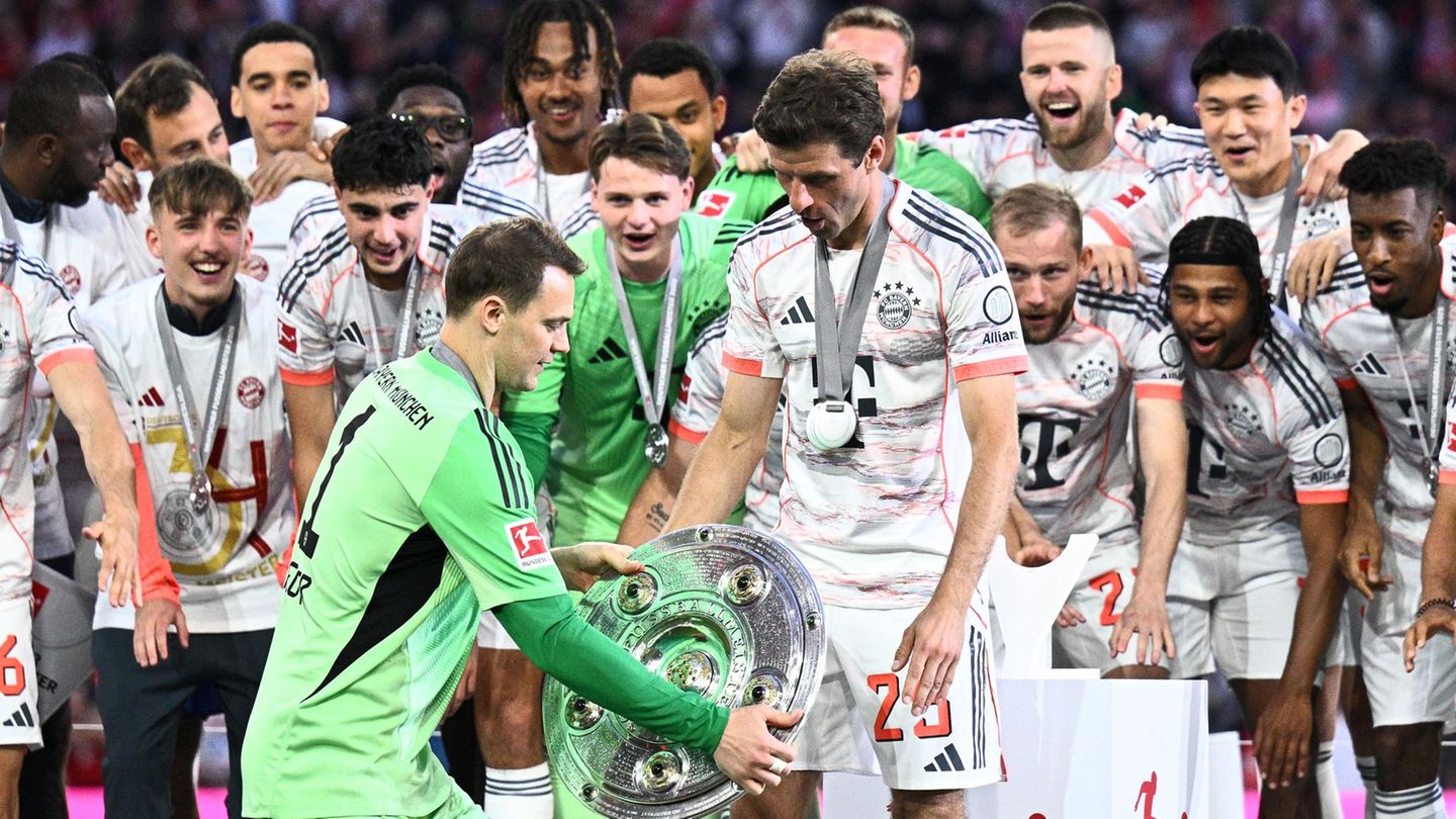 Bayern-Kapitän Manuel Neuer (vl) wird nach dem Spiel gegen den 1. FC Köln wie 2025 wieder die Meisterschale überrreicht bekommen