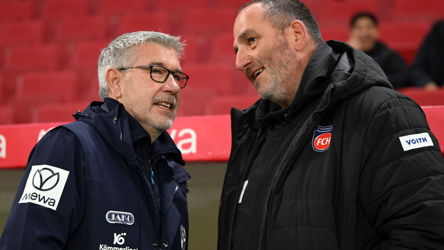 Zwei, die sich mögen: Aber Geschenke will Urs Fischer (l) mit Mainz nicht verteilen. (Archivbild) Foto: Torsten Silz/dpa
