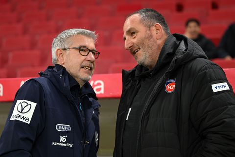 Zwei, die sich mögen: Aber Geschenke will Urs Fischer (l) mit Mainz nicht verteilen. (Archivbild) Foto: Torsten Silz/dpa