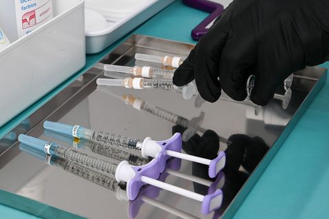 Die Landesärztekammer ist überzeugt: Eine Botox-Spritze gehört nur in die Hand von Medizinern. (Archivbild) Foto: Jens Kalaene/d
