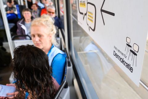 Der Demokratiezug will Menschen ins Gespräch bringen. Foto: Swen Pförtner/dpa