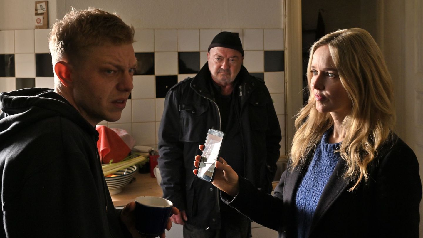 Otto (Florian Martens) und Linett (Stefanie Stappenbeck) wollen von Falk Becker (Leonard Kunz, links) wissen, was er mit der bes