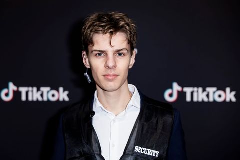Tiktoker Levi Penell sucht ältere Begriffe, "die hart gehen". Foto: Christoph Soeder/dpa