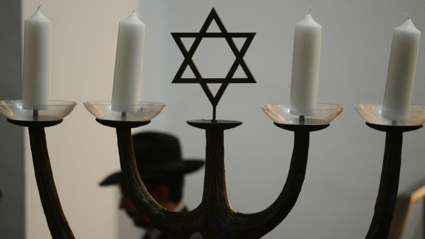 Mann in Synagoge in Köln