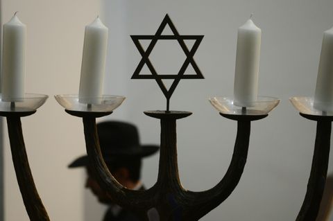 Mann in Synagoge in Köln