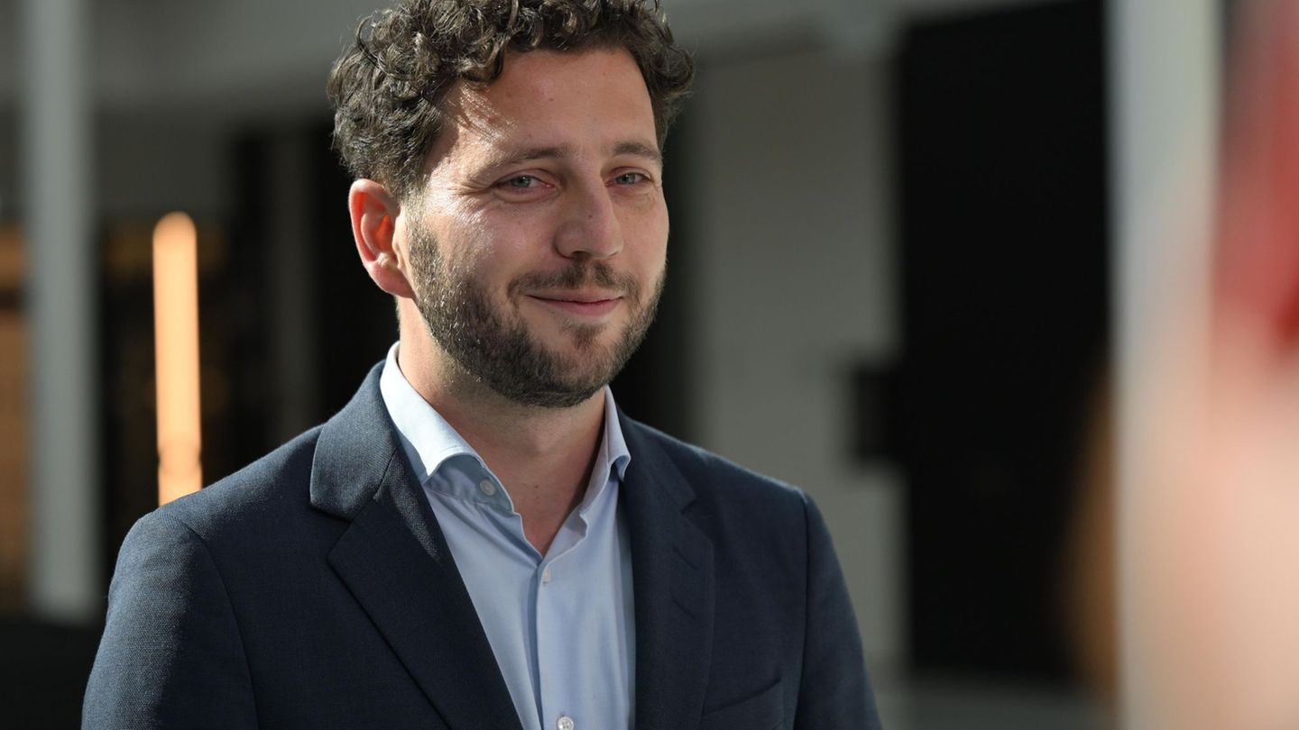 Der Grünen-Vorsitzende Felix Banaszak leistet ungewöhnliche Wahlkampfhilfe. (Archivbild) Foto: Shireen Broszies/dpa
