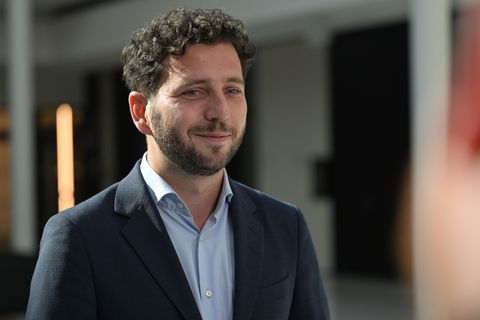 Der Grünen-Vorsitzende Felix Banaszak leistet ungewöhnliche Wahlkampfhilfe. (Archivbild) Foto: Shireen Broszies/dpa