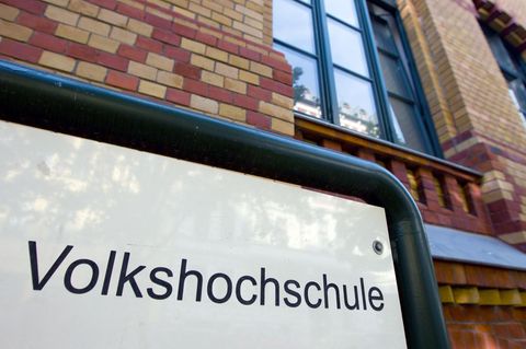 Die Volkshochschulen feiern ihr Jubiläum mit zahlreichen Veranstaltungen. (Symbolbild) Foto: Jens Wolf/dpa-Zentralbild/dpa