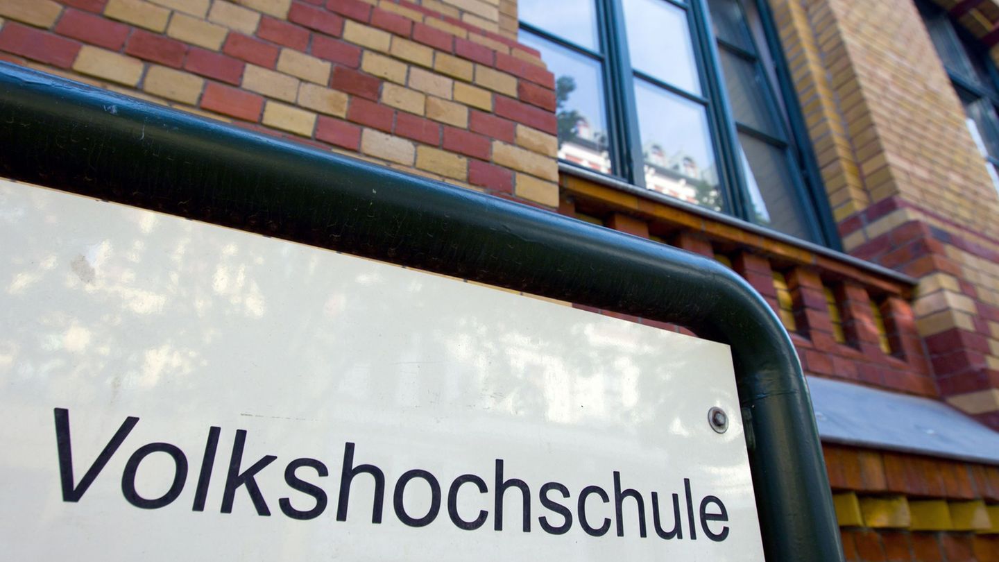 Die Volkshochschulen feiern ihr Jubiläum mit zahlreichen Veranstaltungen. (Symbolbild) Foto: Jens Wolf/dpa-Zentralbild/dpa