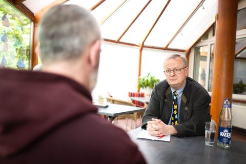 Dr. Gunnar Wagner hat ein Ohr für Menschen mit dermatologischen Erkrankungen. Foto: Sina Schuldt/dpa