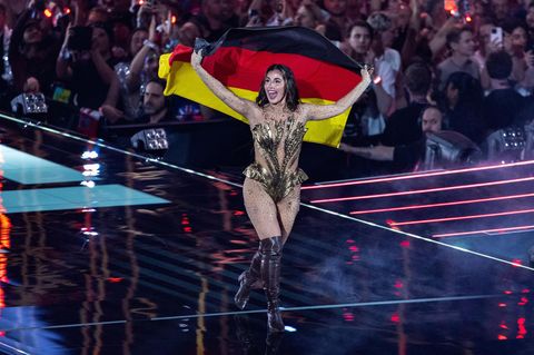 Sarah Engels läuft mit einer Deutschland-Flagge über die Bühne