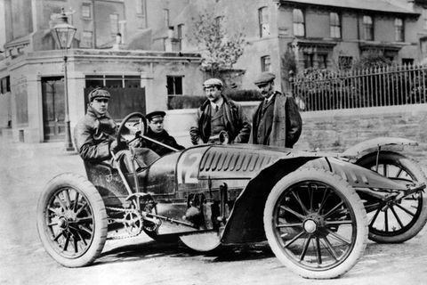 Die ersten Autos waren kaum schneller als ein trabendes Pferd, doch die Motoren wurden bald schneller und leistungsfähiger.