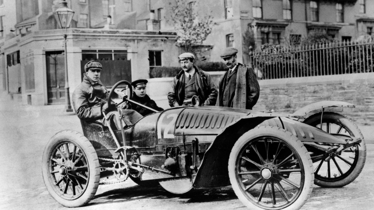 Die ersten Autos waren kaum schneller als ein trabendes Pferd, doch die Motoren wurden bald schneller und leistungsfähiger.