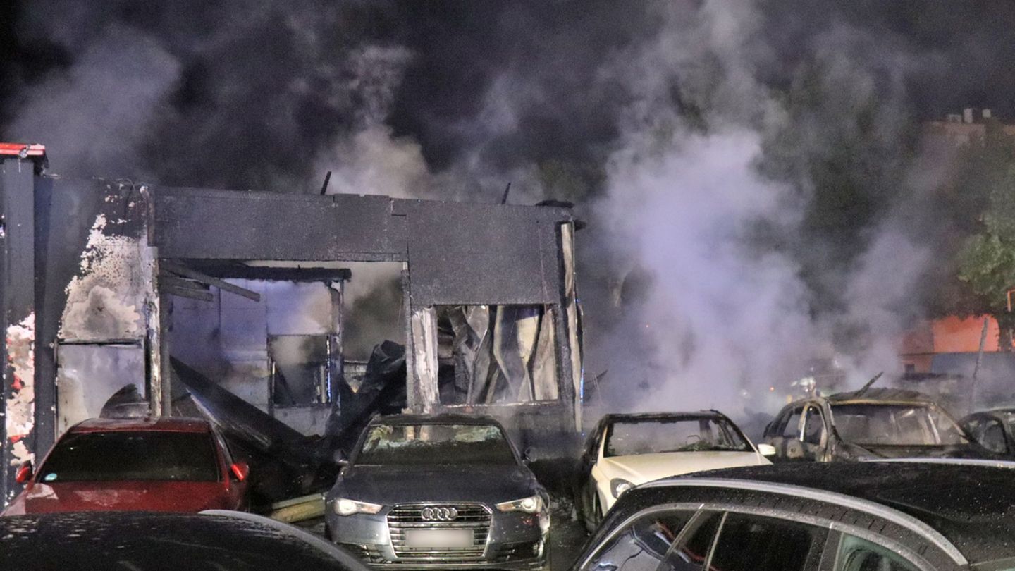 Rauch steigt auf dem Gelände des Autohauses auf. Foto: Priebe/pr-video/dpa