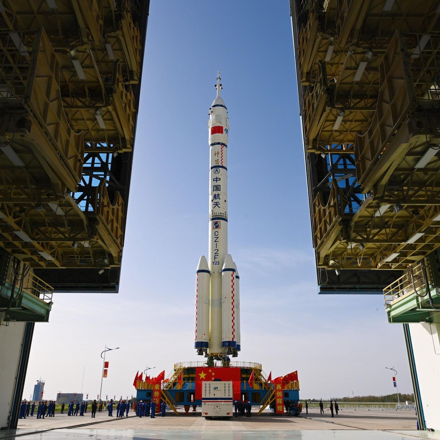Chinesische Rakete ragt in den Himmel