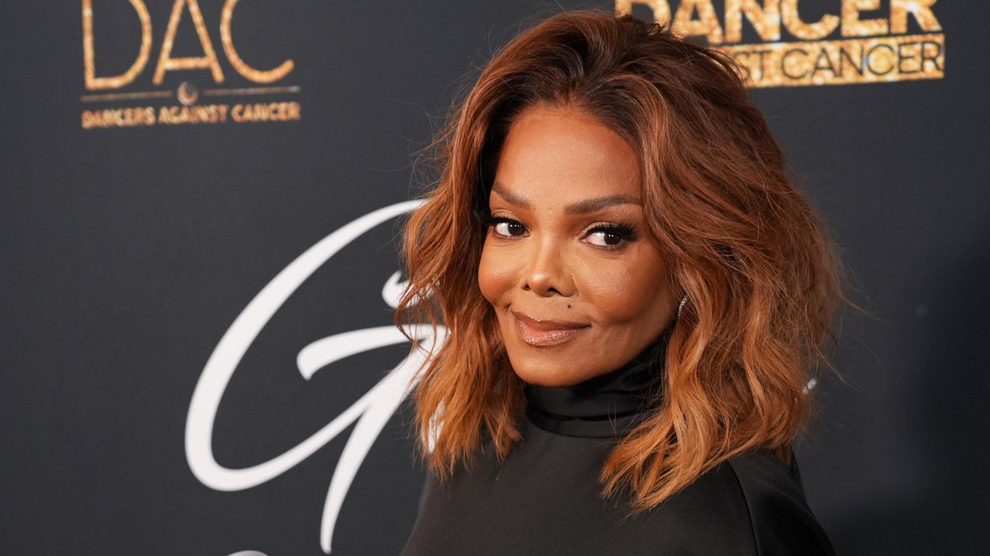 Janet Jackson blickt bei einer Gala in die Kamera